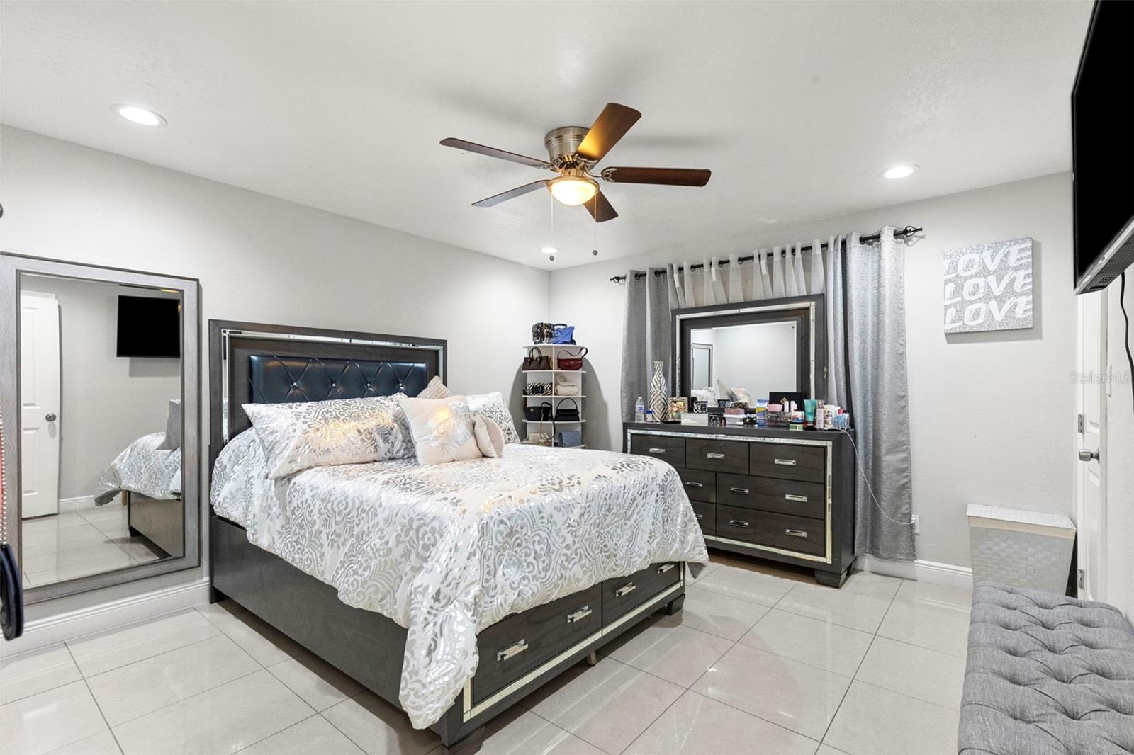 PINECREST VILLA - Residential
