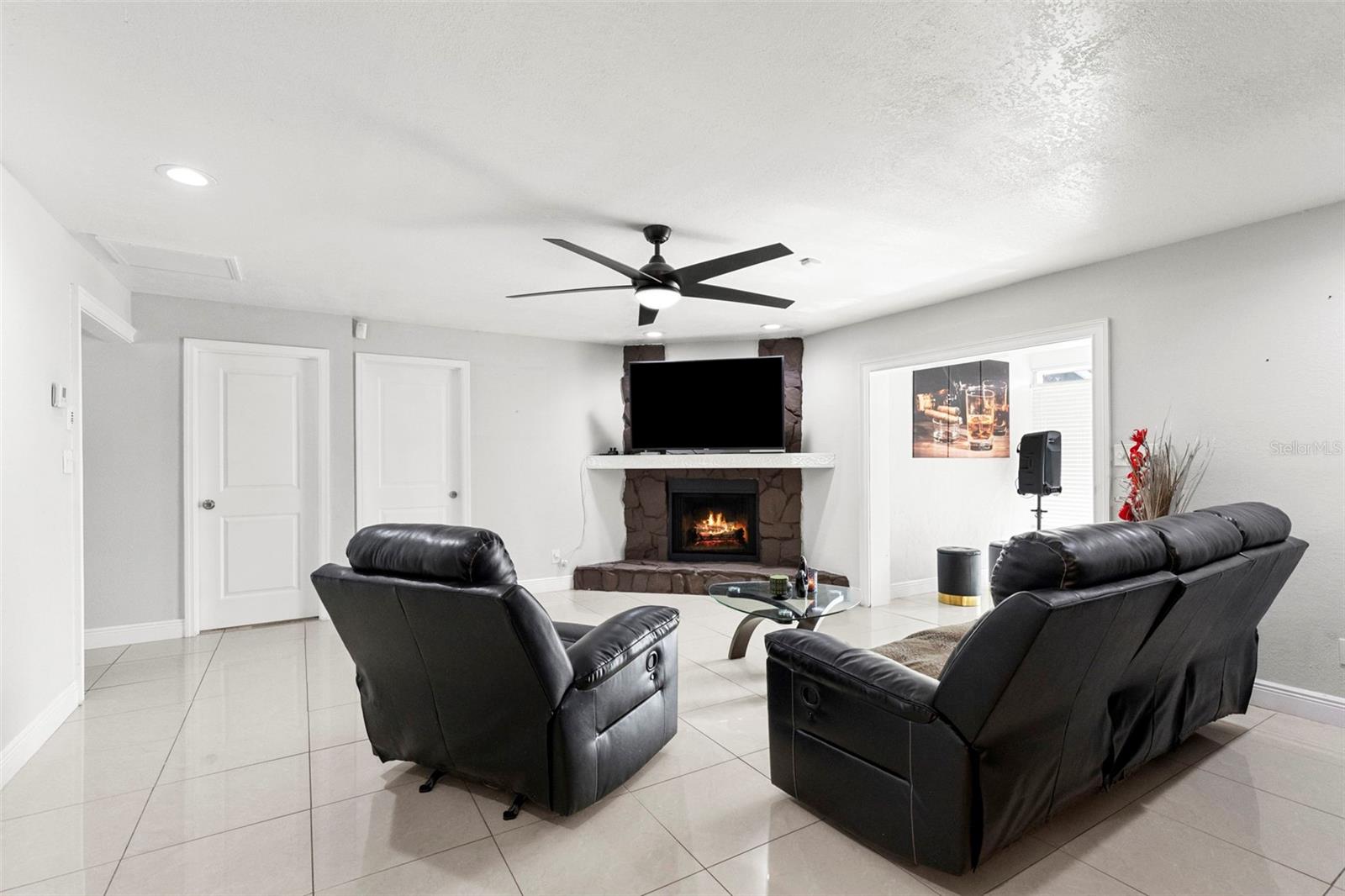 PINECREST VILLA - Residential