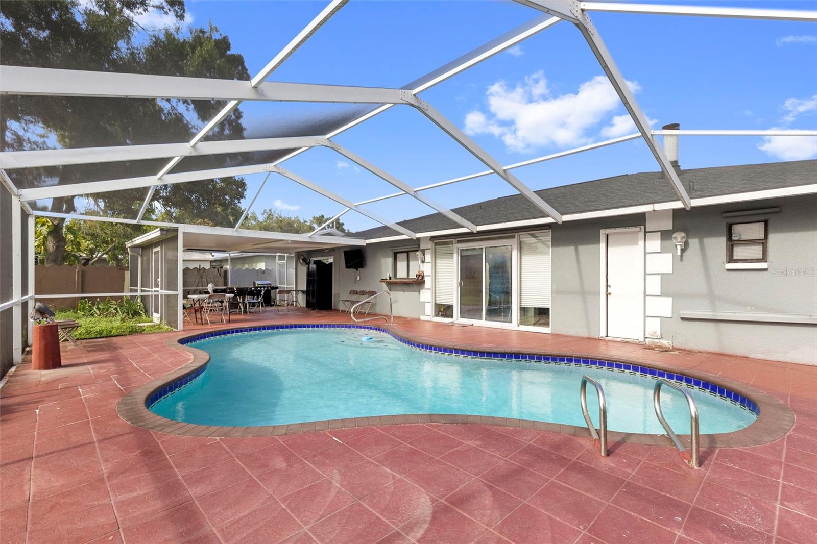PINECREST VILLA - Residential