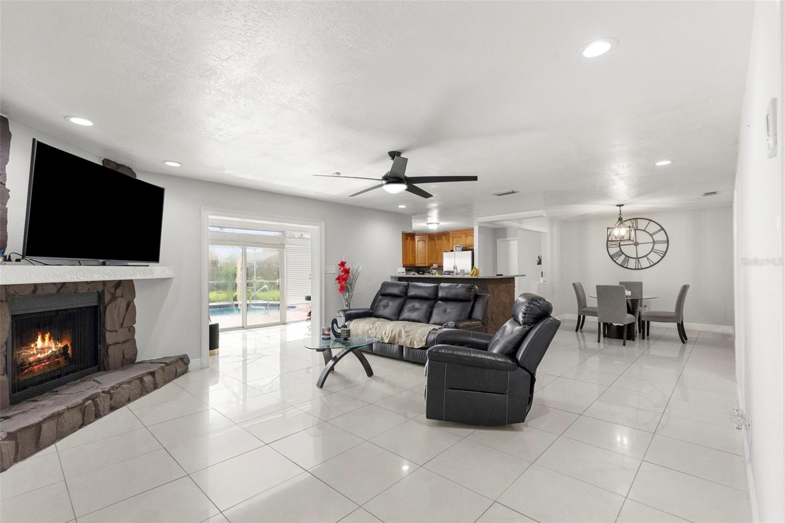 PINECREST VILLA - Residential