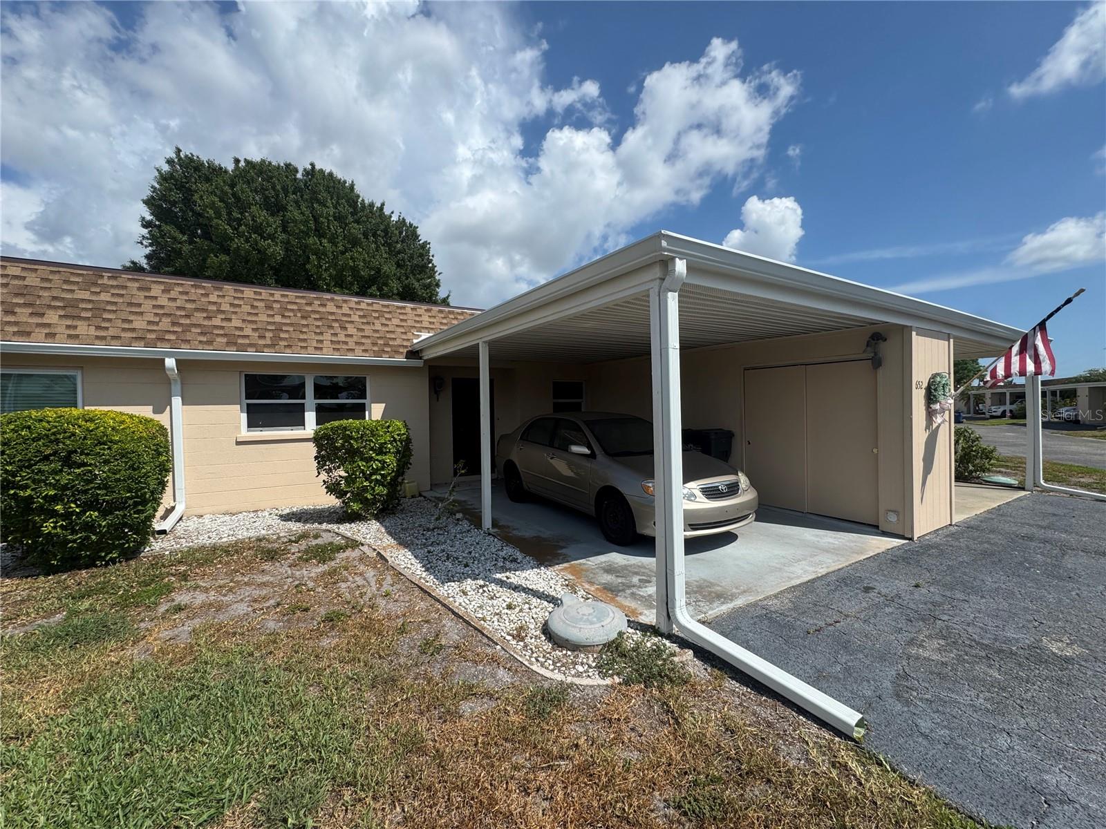 55+ community. Quiet neighborhood. Needs a little TLC but in overall good condition. Appliances are slightly dated. Priced to sell. Excellent Location. Hoa $475/mo approximately includes Cable, Internet, clubhouse, pool, exterior maintanence, lawn care and trash. Minutes from Anna Maria Island, Holmes Beach, Downtown Bradenton and Downtown Sarasota. Lots of stores and public transportation nearby.