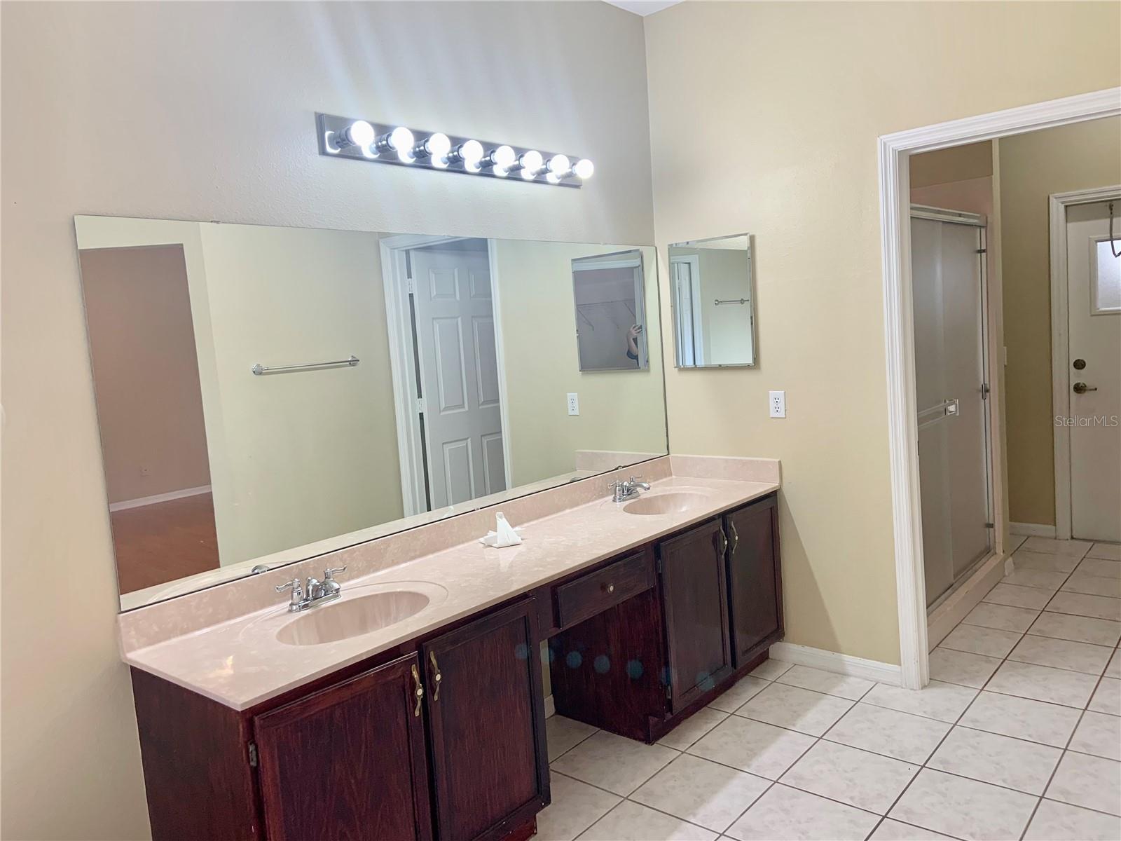 KINGSTON OAKS - Residential Lease