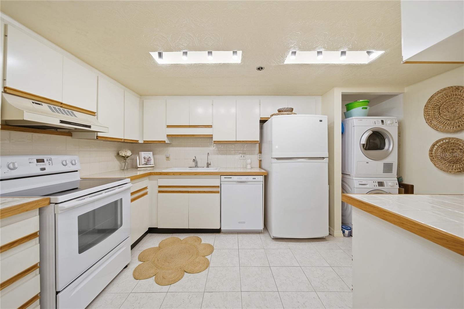 KEY CAPRI CONDO - Residential