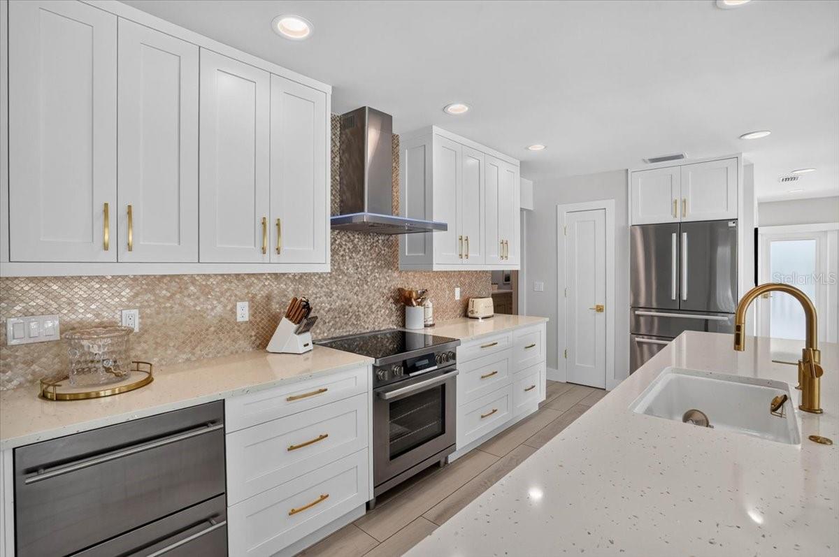 JOHN RINGLING ESTATES INC LIDO BC - Residential