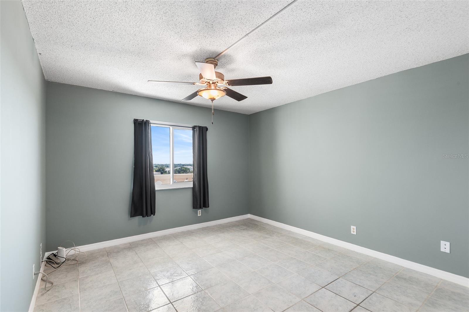 LAKERIDGE CONDO - Residential