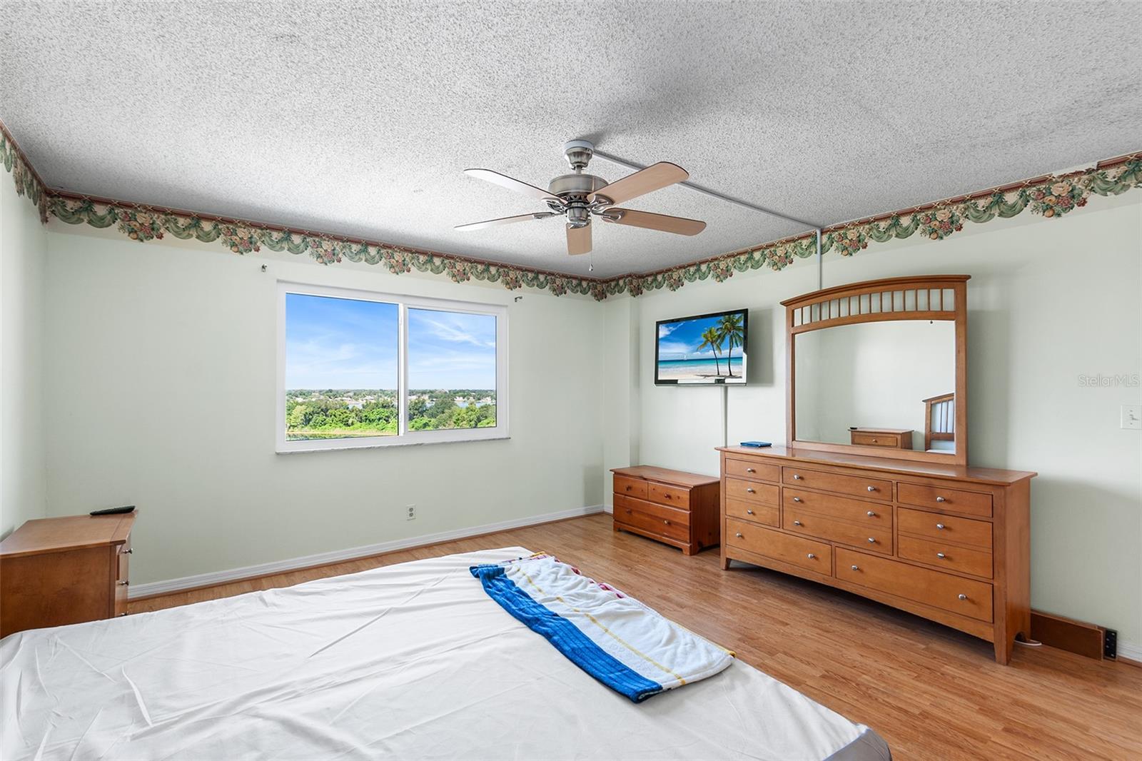 LAKERIDGE CONDO - Residential