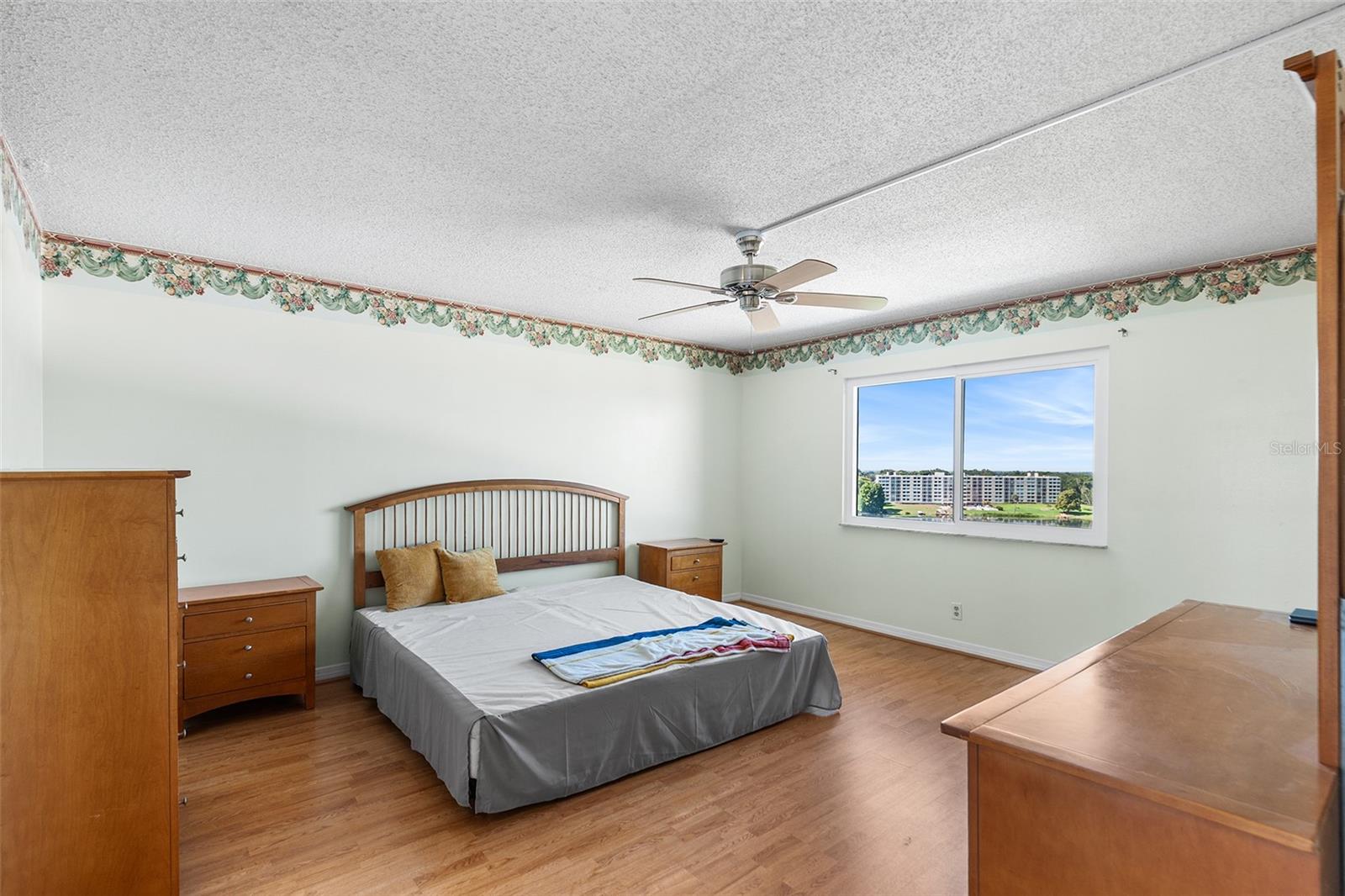 LAKERIDGE CONDO - Residential