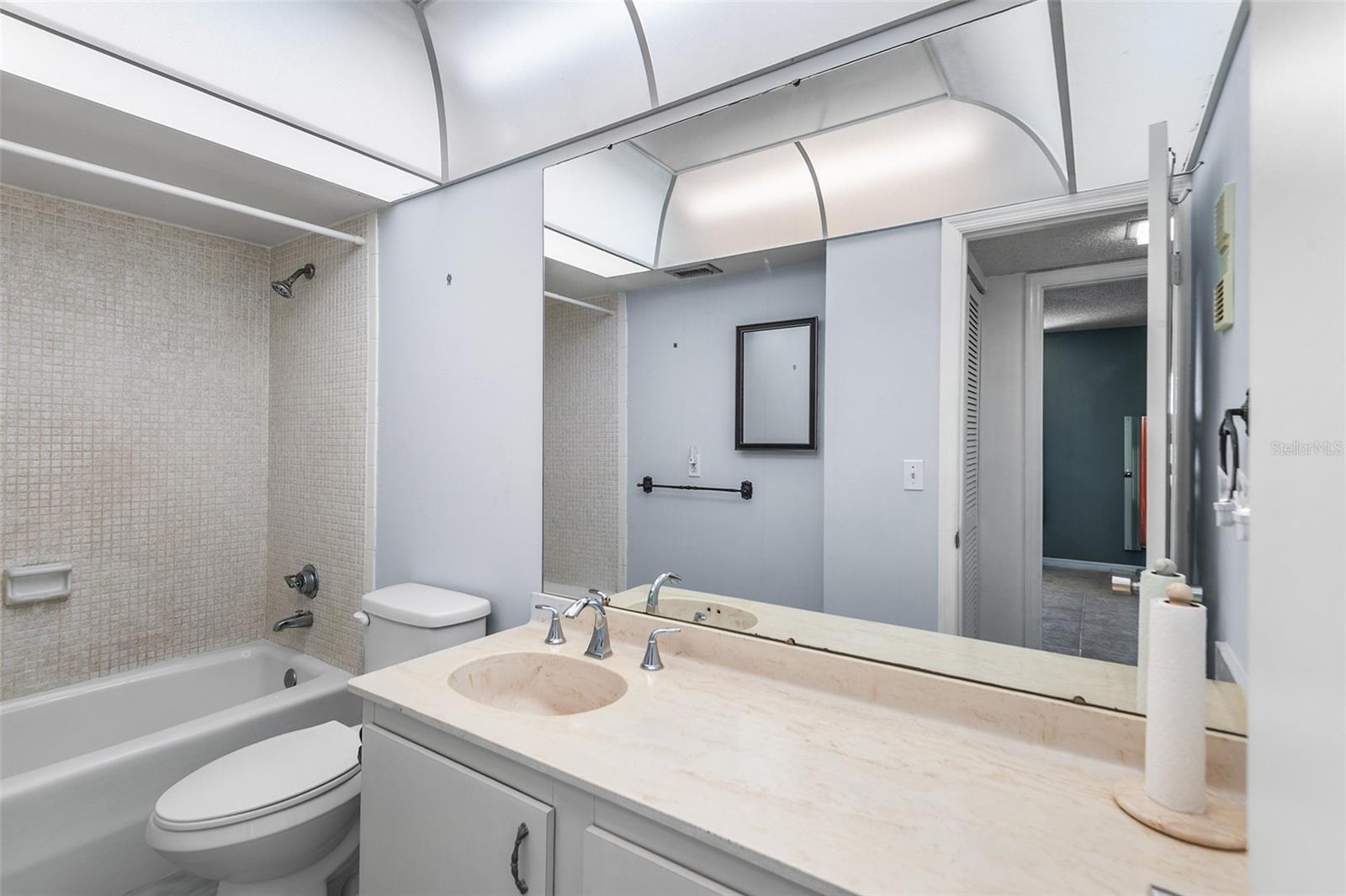 LAKERIDGE CONDO - Residential