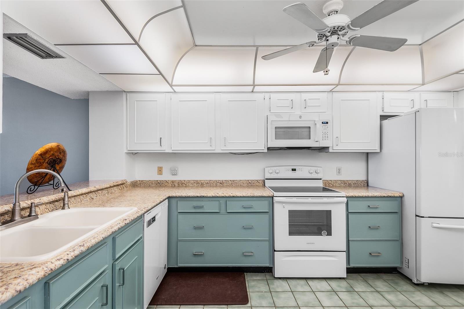 LAKERIDGE CONDO - Residential