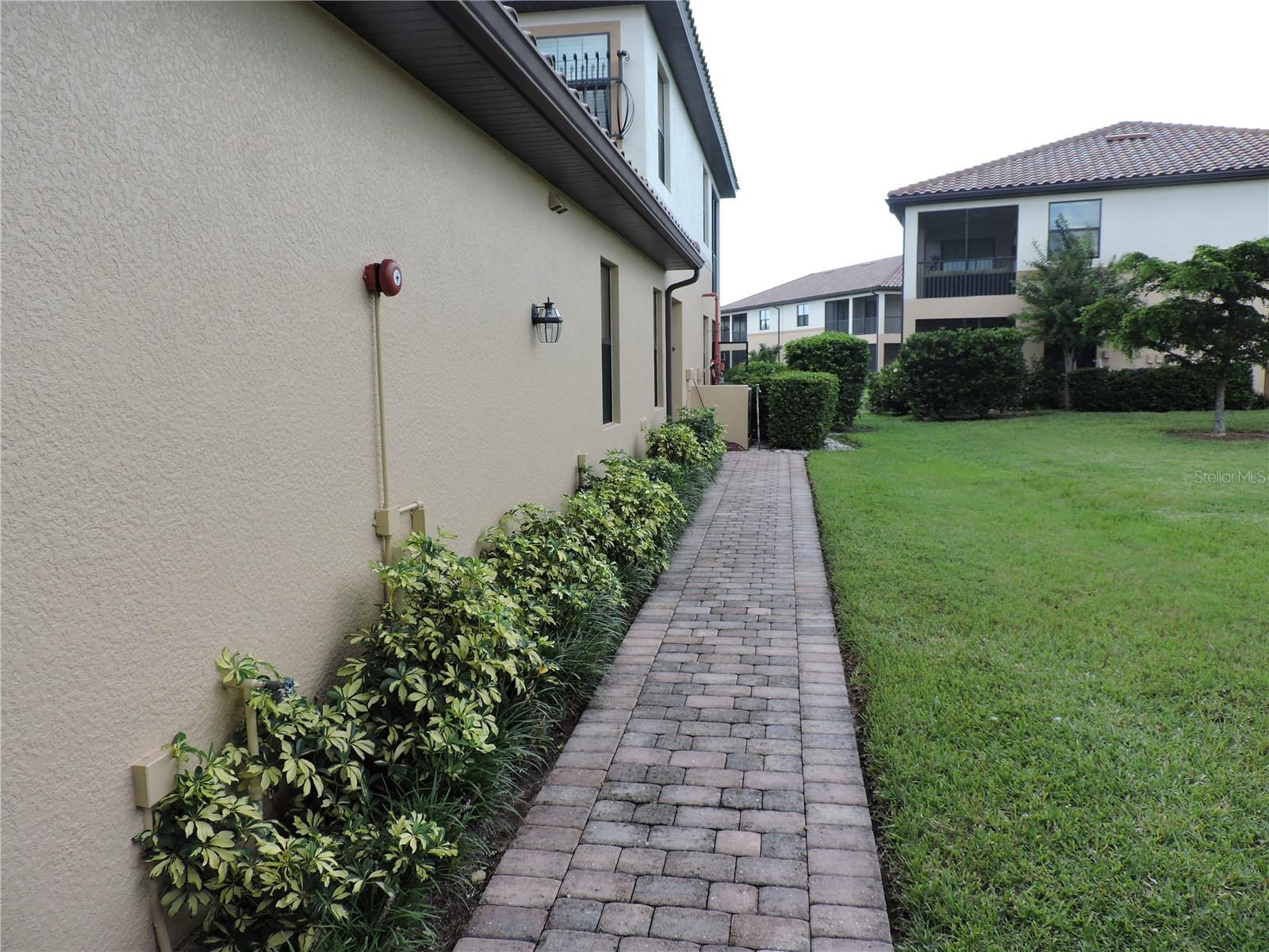 COACH HOMES 1 AT GRAN PARADISO - Residential