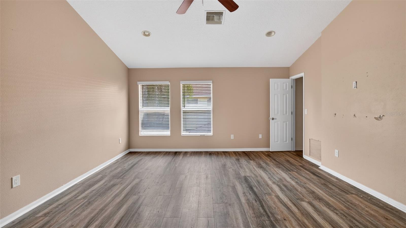 WATERS EDGE 01 - Residential