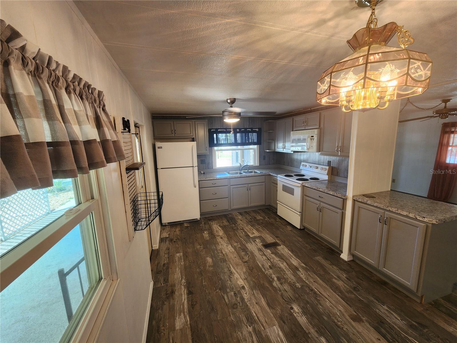 PALM LAKE ESTATES - Residential