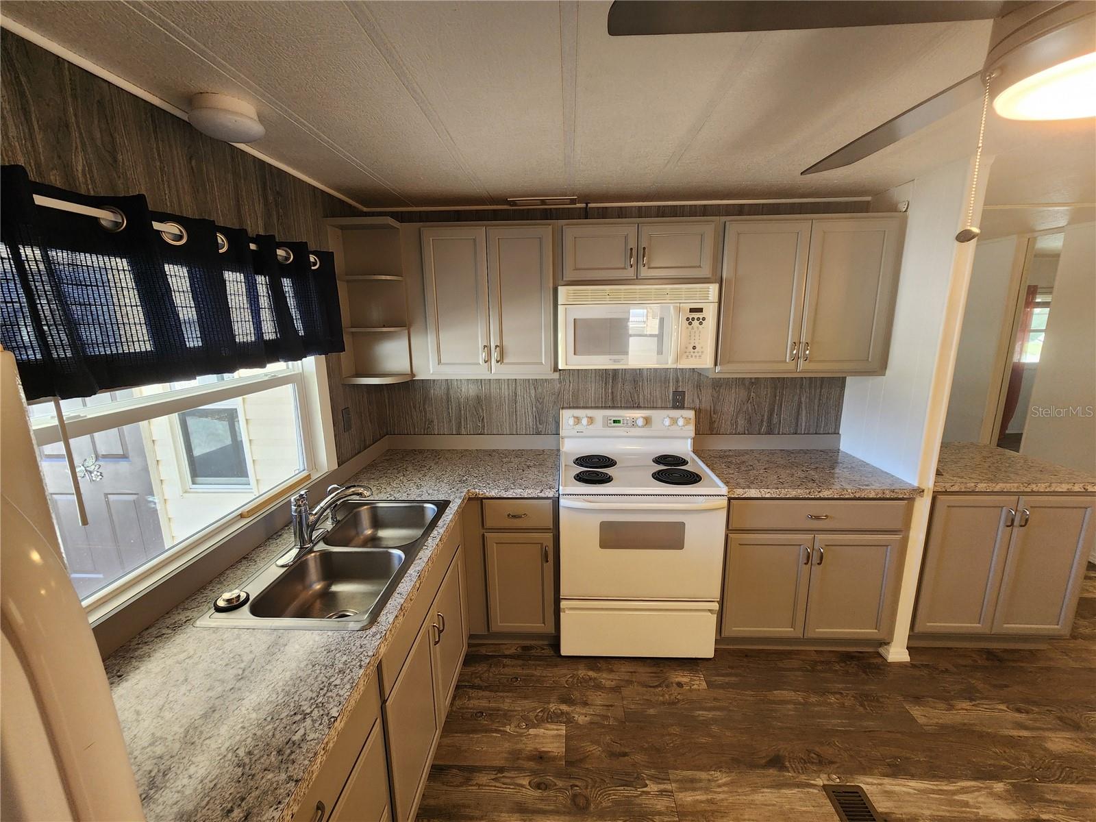 PALM LAKE ESTATES - Residential
