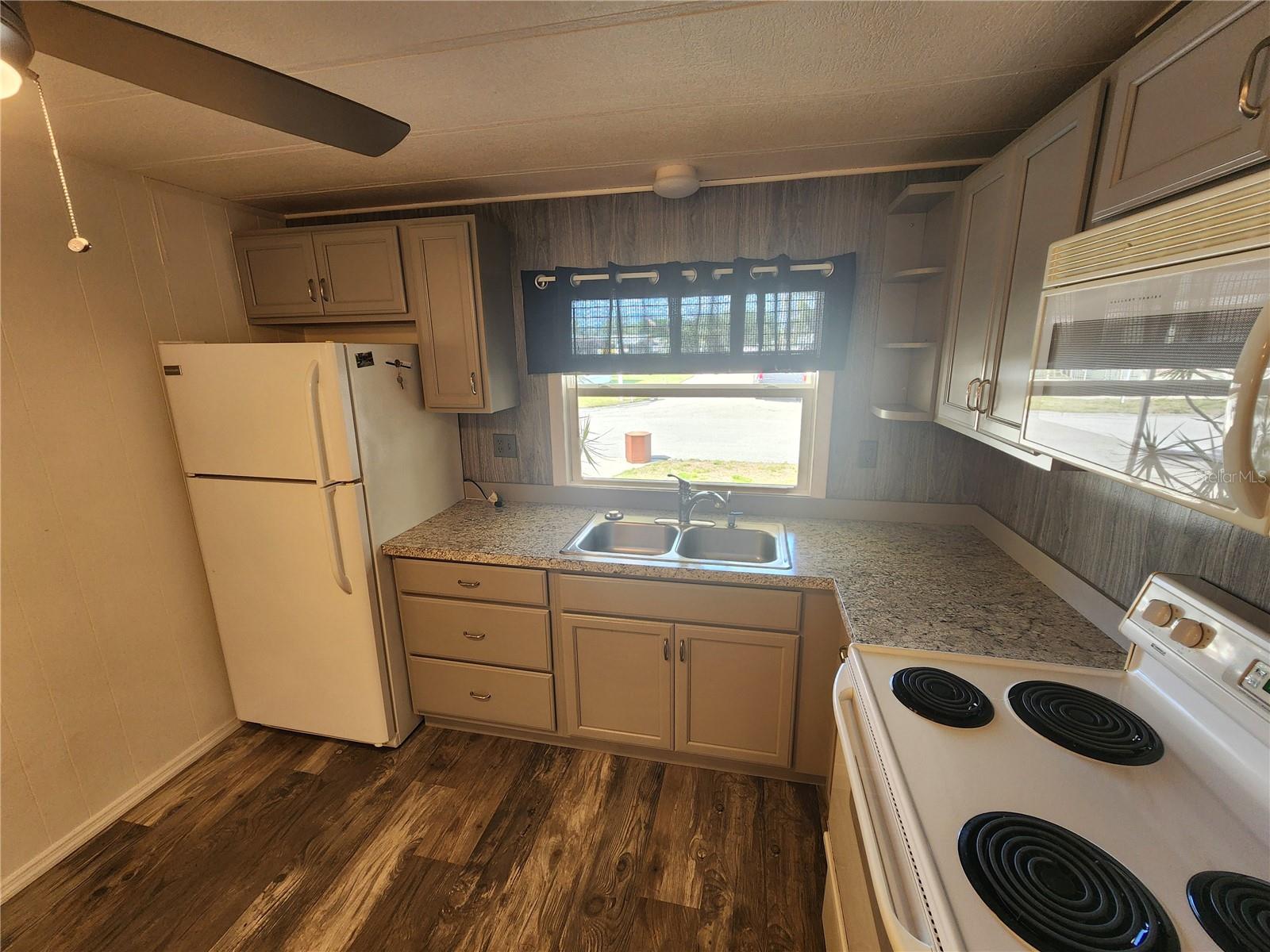 PALM LAKE ESTATES - Residential