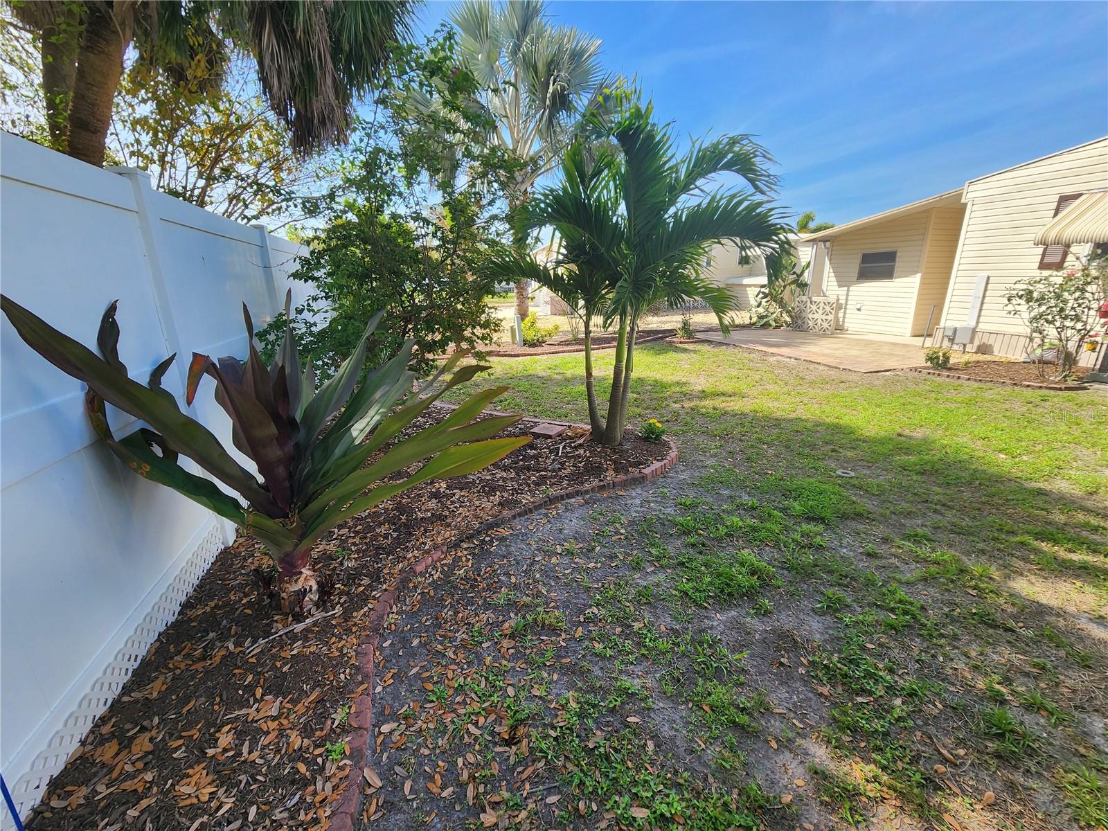 PALM LAKE ESTATES - Residential