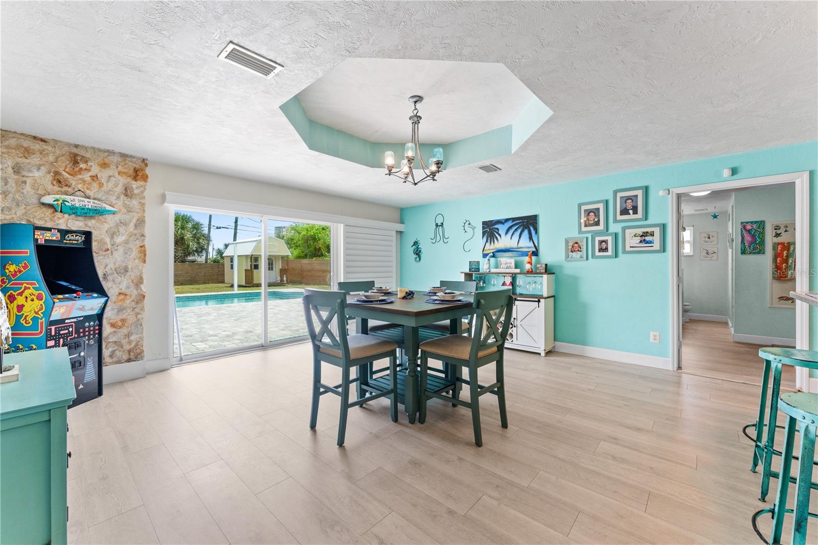 MORRIS C N 21 & 22 15 33 - Residential