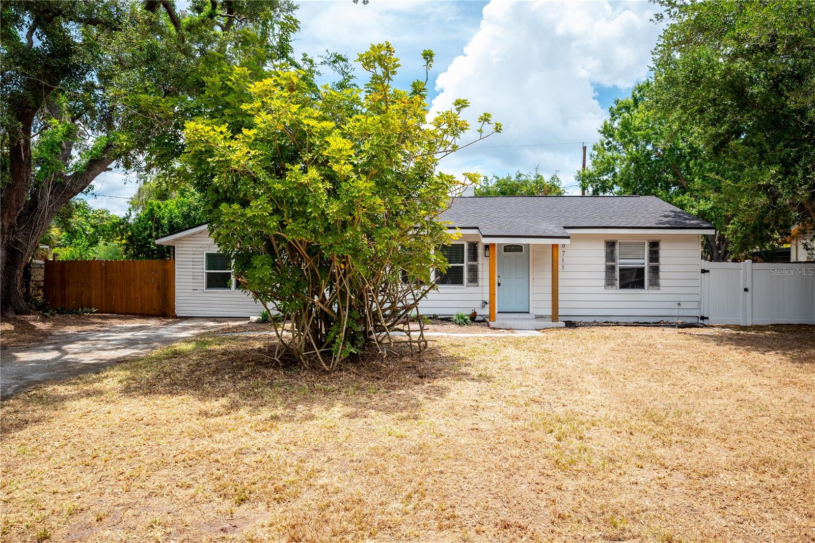 TROPICAL PINES - Residential
