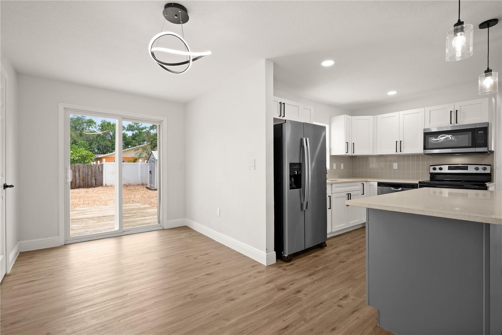 TROPICAL PINES - Residential