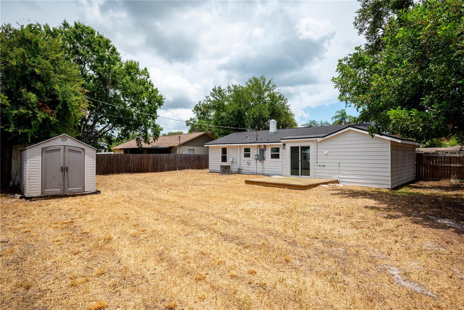 TROPICAL PINES - Residential