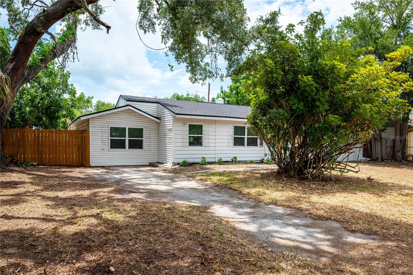 TROPICAL PINES - Residential