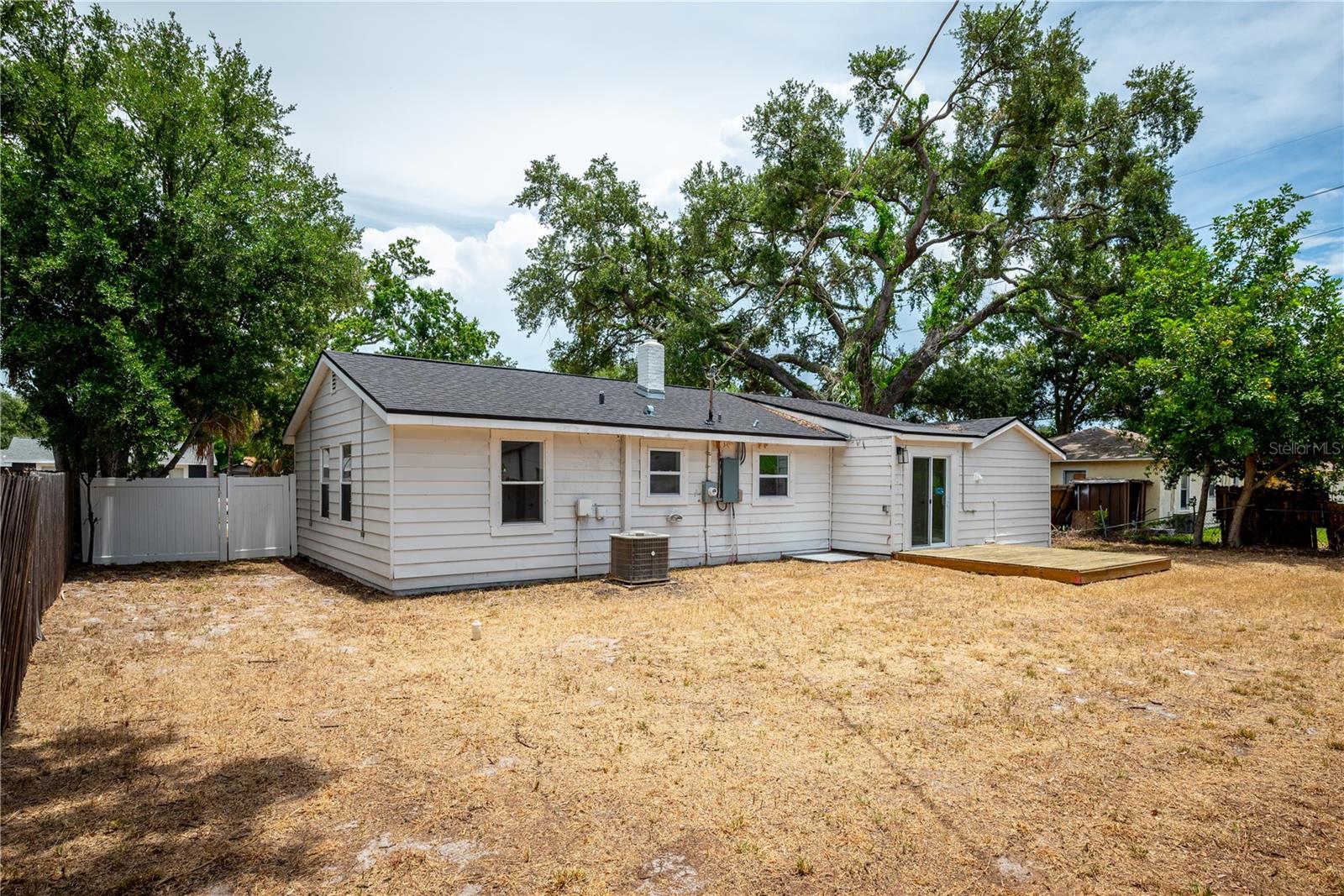 TROPICAL PINES - Residential