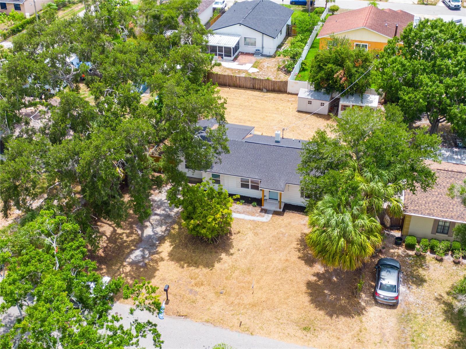 TROPICAL PINES - Residential