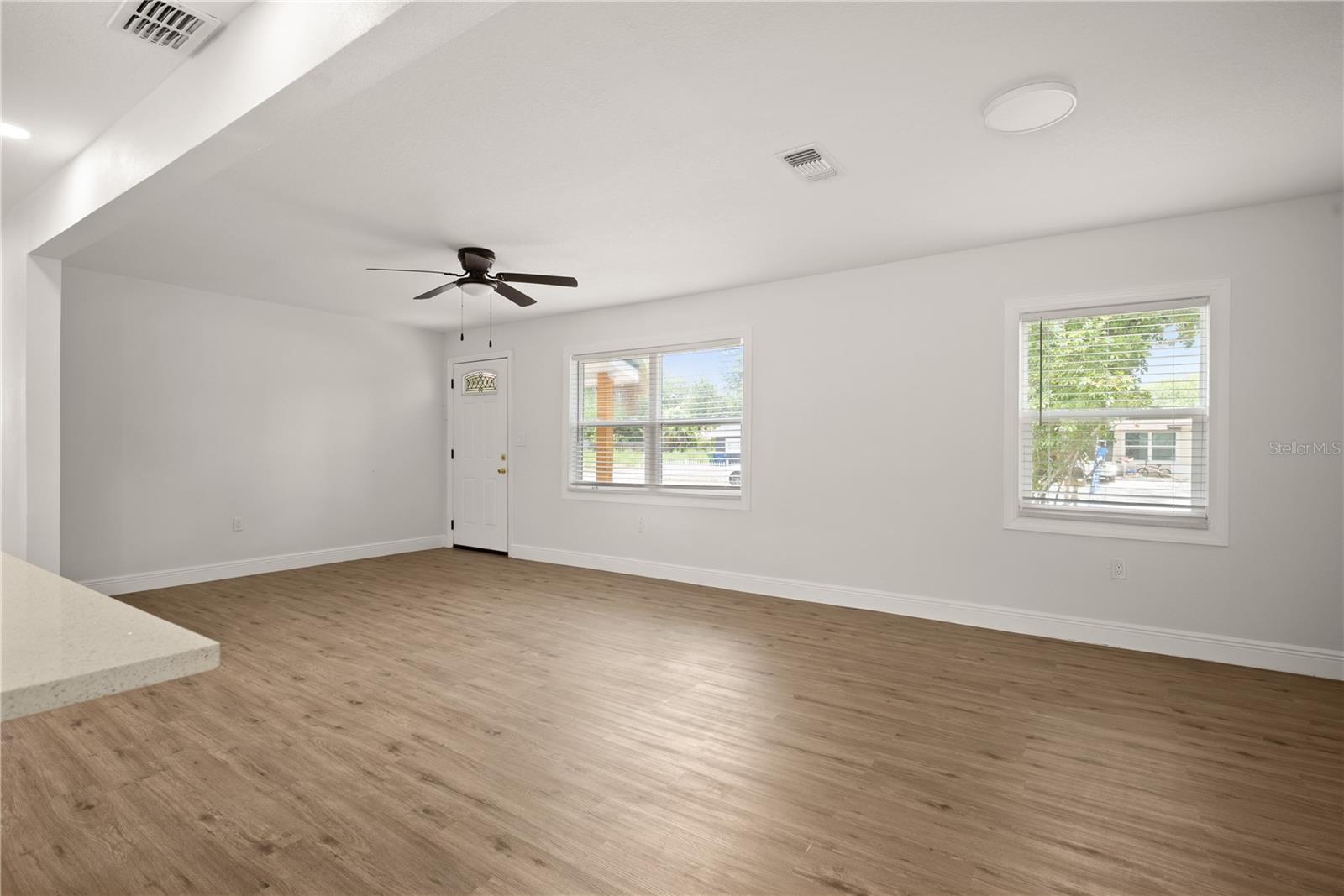 TROPICAL PINES - Residential