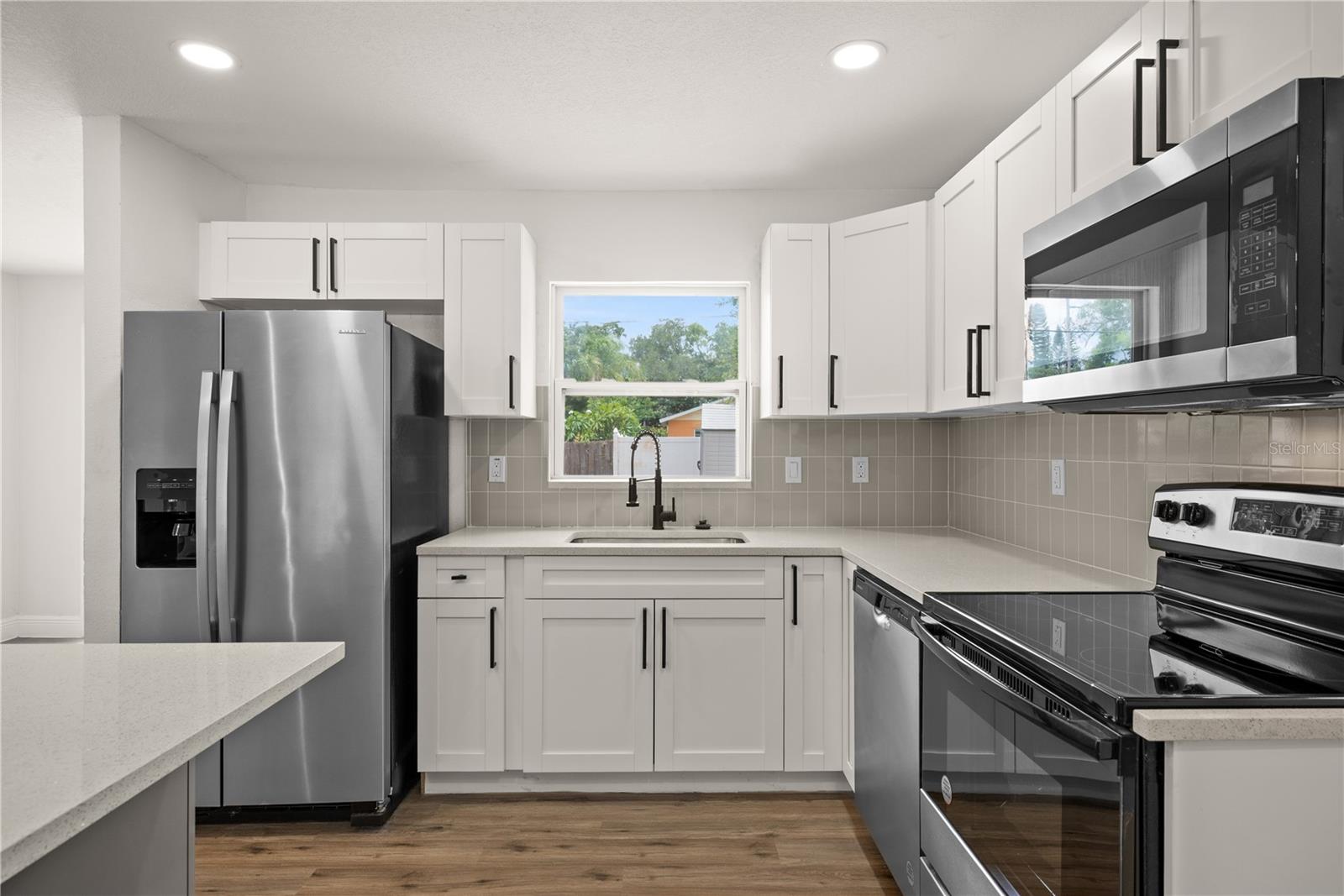 TROPICAL PINES - Residential
