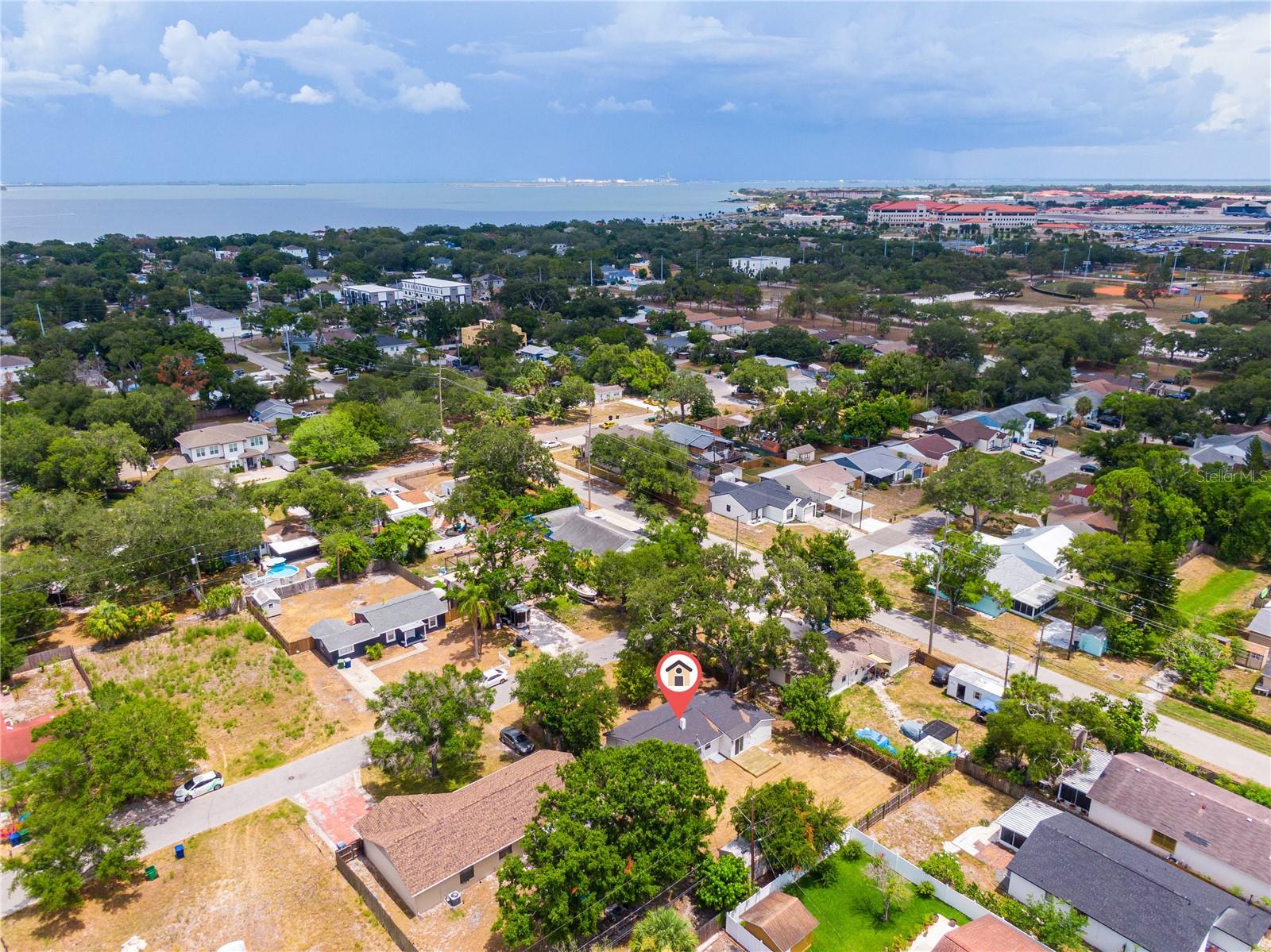TROPICAL PINES - Residential