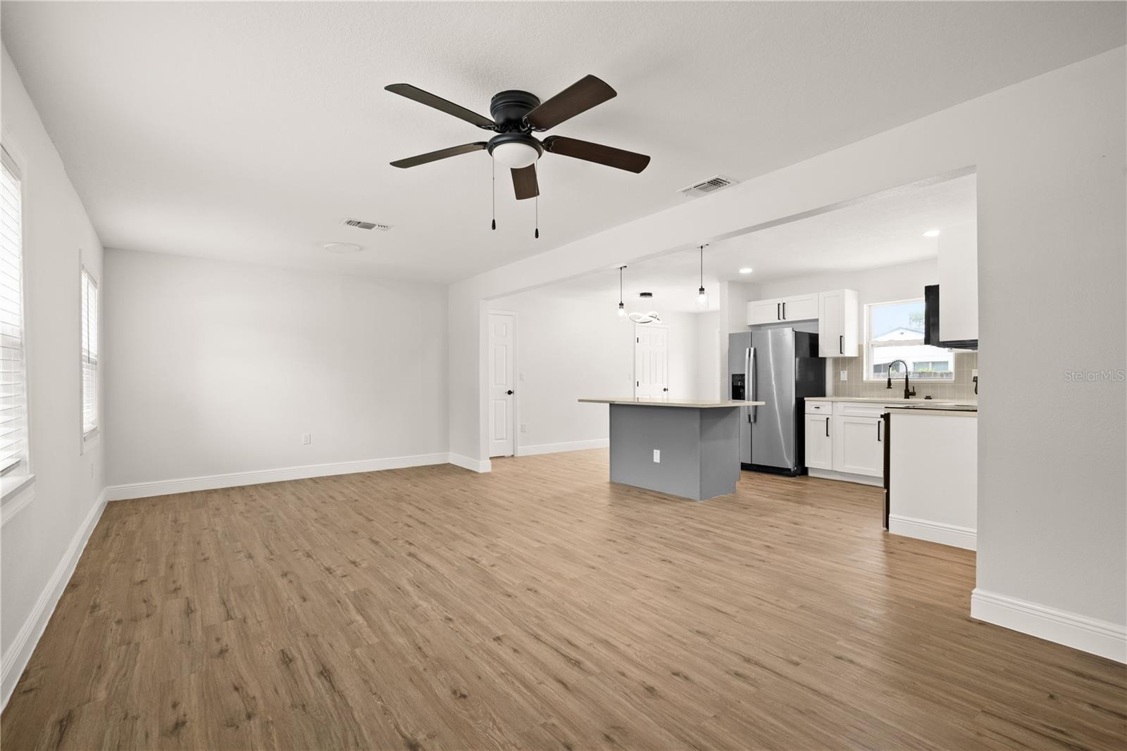 TROPICAL PINES - Residential