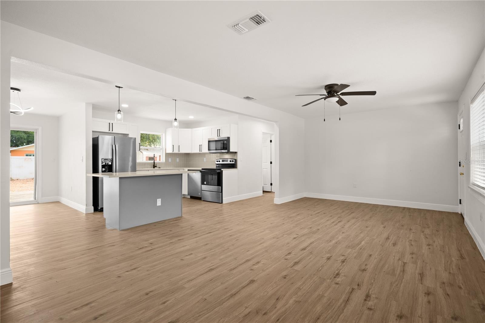 TROPICAL PINES - Residential