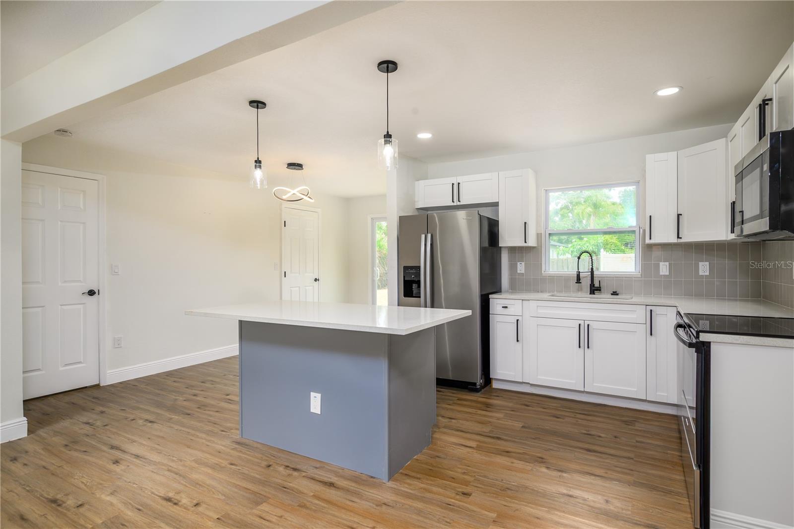 TROPICAL PINES - Residential
