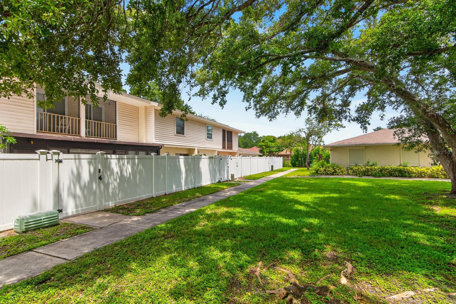 TOWNHOUSES AT BONNIE BAY CONDO - Residential