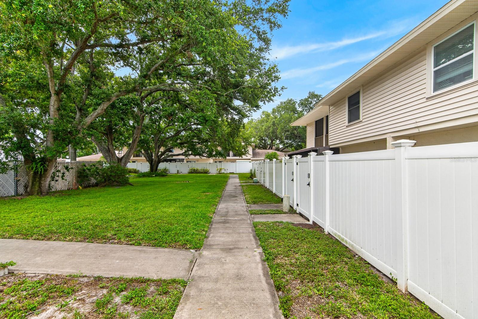 TOWNHOUSES AT BONNIE BAY CONDO - Residential