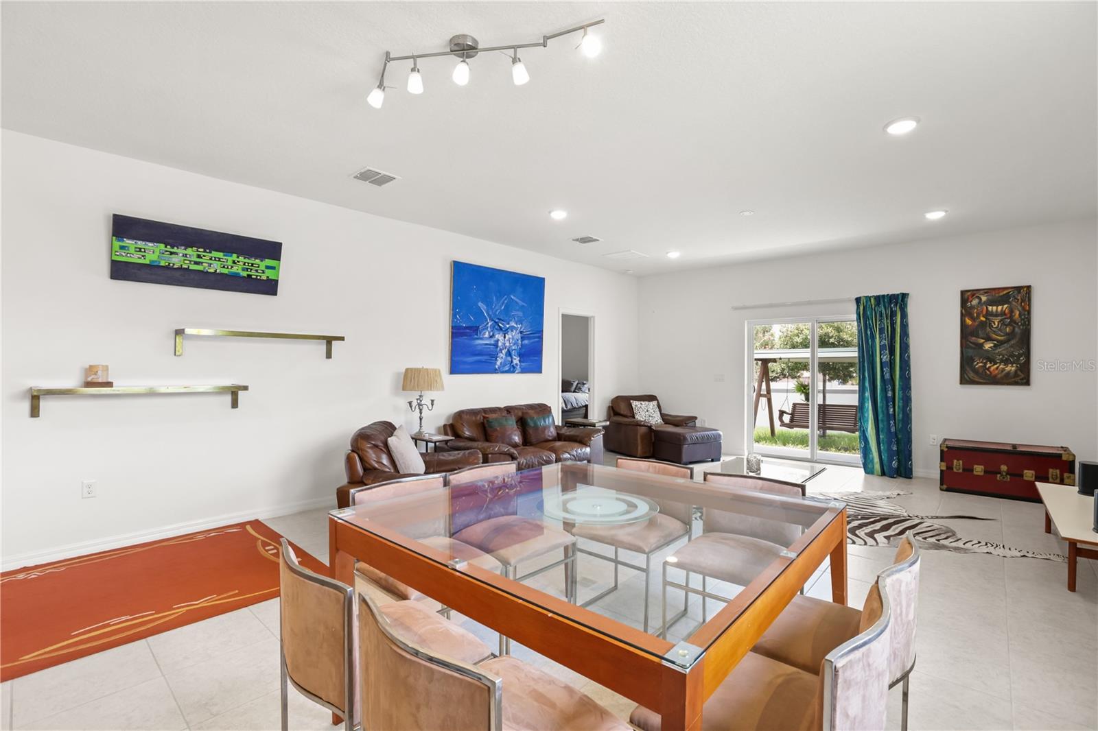 SUNSET LAKES - Residential