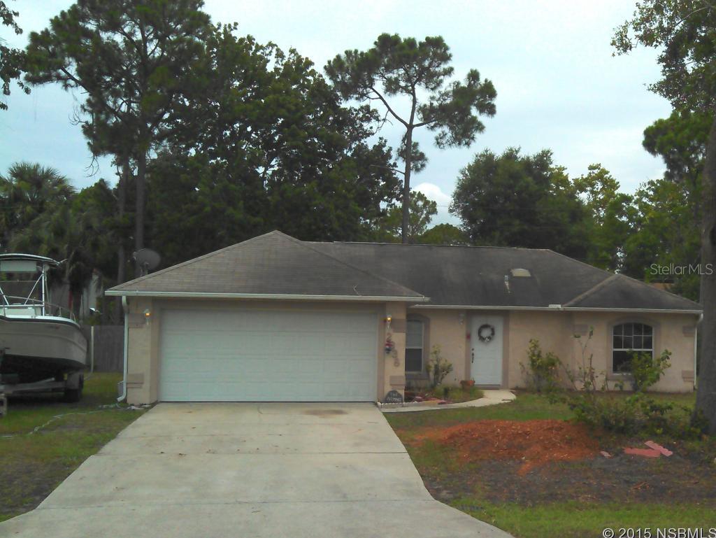 Solid built home with open floor plan, Cathedral ceilings with plant shelves and skylights, Large eat in kitchen with breakfast bar. Tile floors in Living areas, carpet in bedrooms. ;Water: City