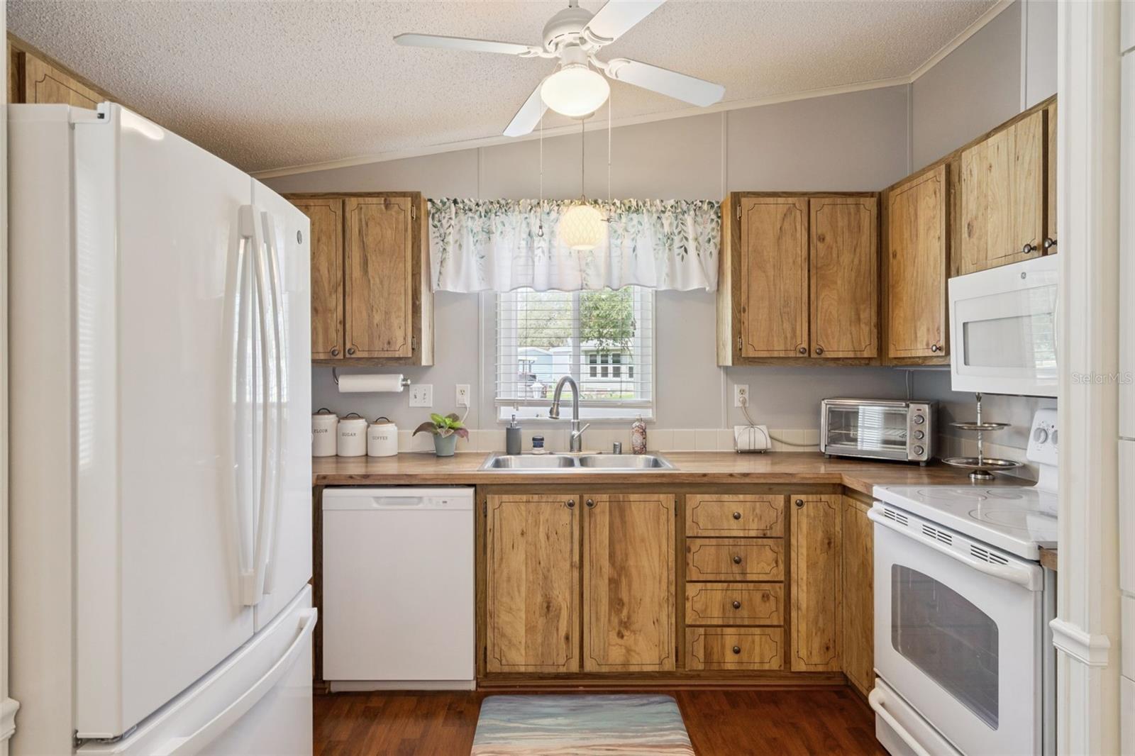 LADY LAKE ORANGE BLOSSOM GARDENS UNIT 08 - Residential