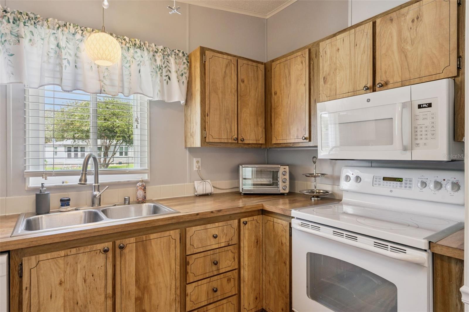 LADY LAKE ORANGE BLOSSOM GARDENS UNIT 08 - Residential