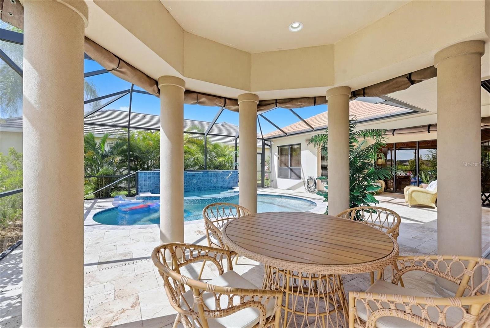 PELICAN POINTE GOLF & COUNTRY - Residential