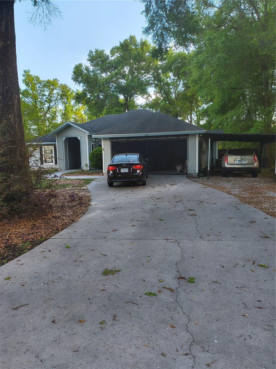 Welcome to 192 SW Lanktree Gln?a charming 3-bedroom, 2-bath home offering 1,583 sq ft of comfortable living space on a spacious 0.55-acre lot. Enjoy the perfect blend of indoor comfort and outdoor space, ideal for relaxing or entertaining.