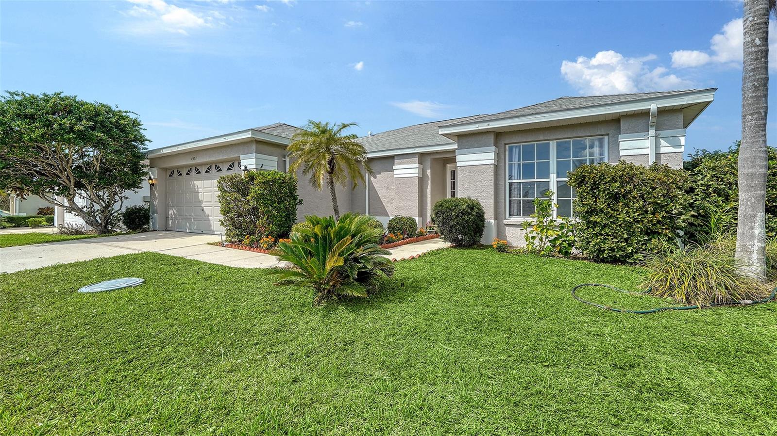 Palmer Ranch home in Wellington Chase community is move in condition. 3 bedrooms 2 baths open floor plan. Ceremic tile throughout living area. Large screened lanai. Kitchen has granite counters and stainlees appliances. Convenient to shopping, restaurants and Sarasota Square Mall and Costco. Thequartz  crystal sands on Siesta Key beach is a short drive away. Updated appliances and New Roof.