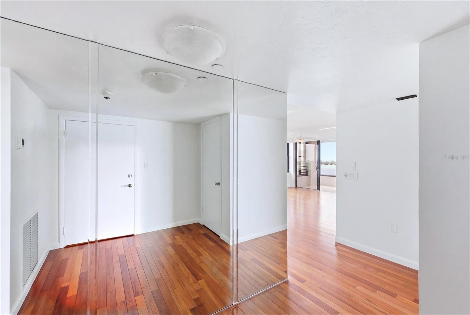 EMBASSY HOUSE - Residential