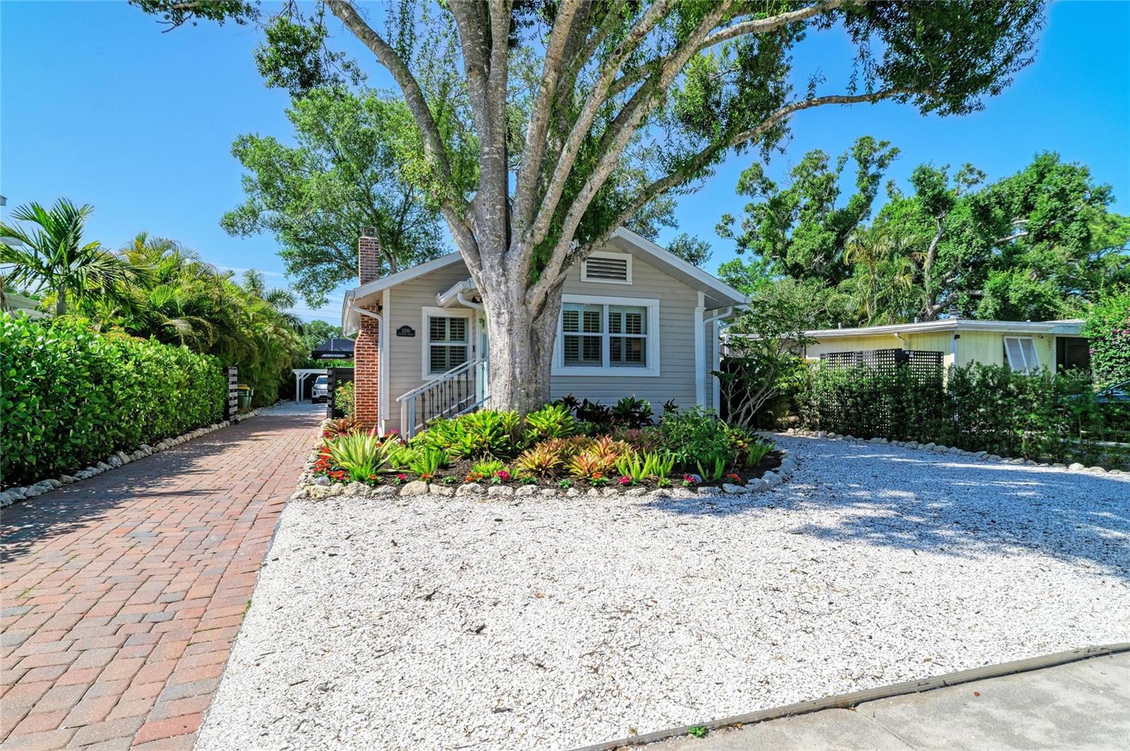 LA LINDA TERRACE - Residential