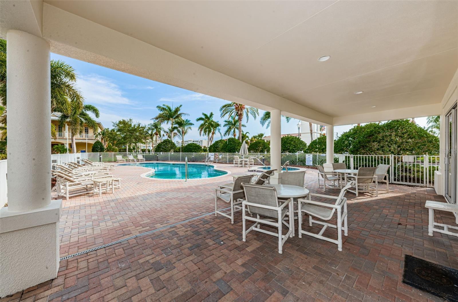 LAS FLORES CONDO - Residential