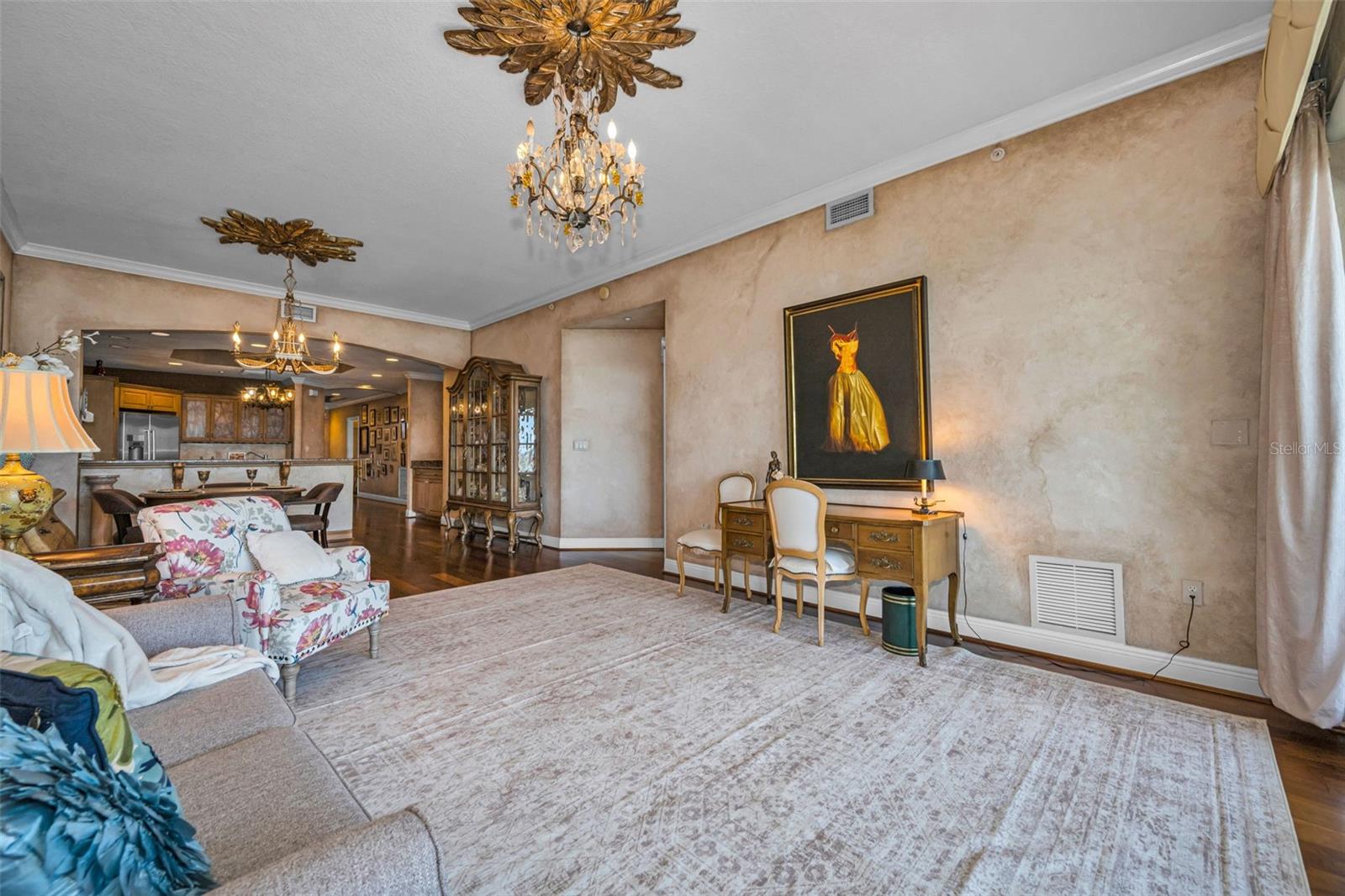 LAS FLORES CONDO - Residential