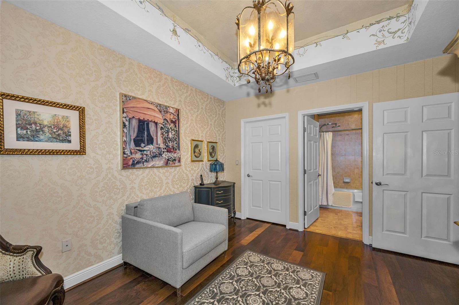 LAS FLORES CONDO - Residential