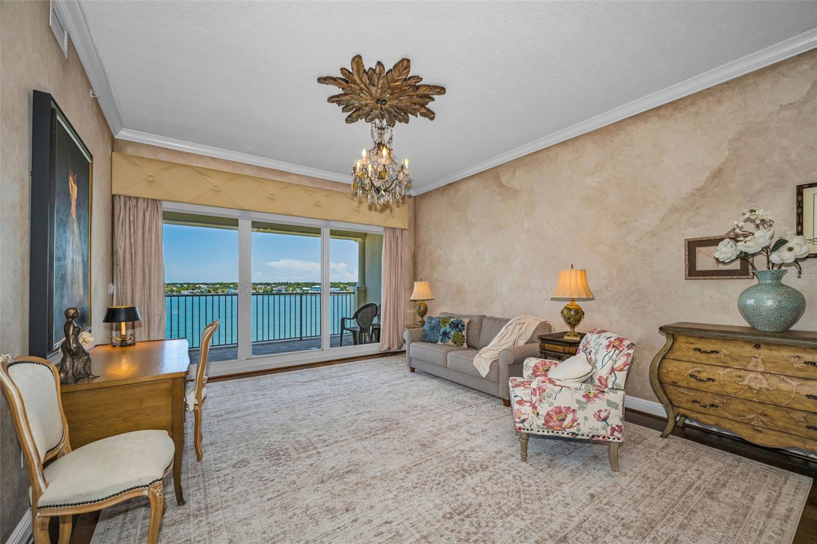 LAS FLORES CONDO - Residential
