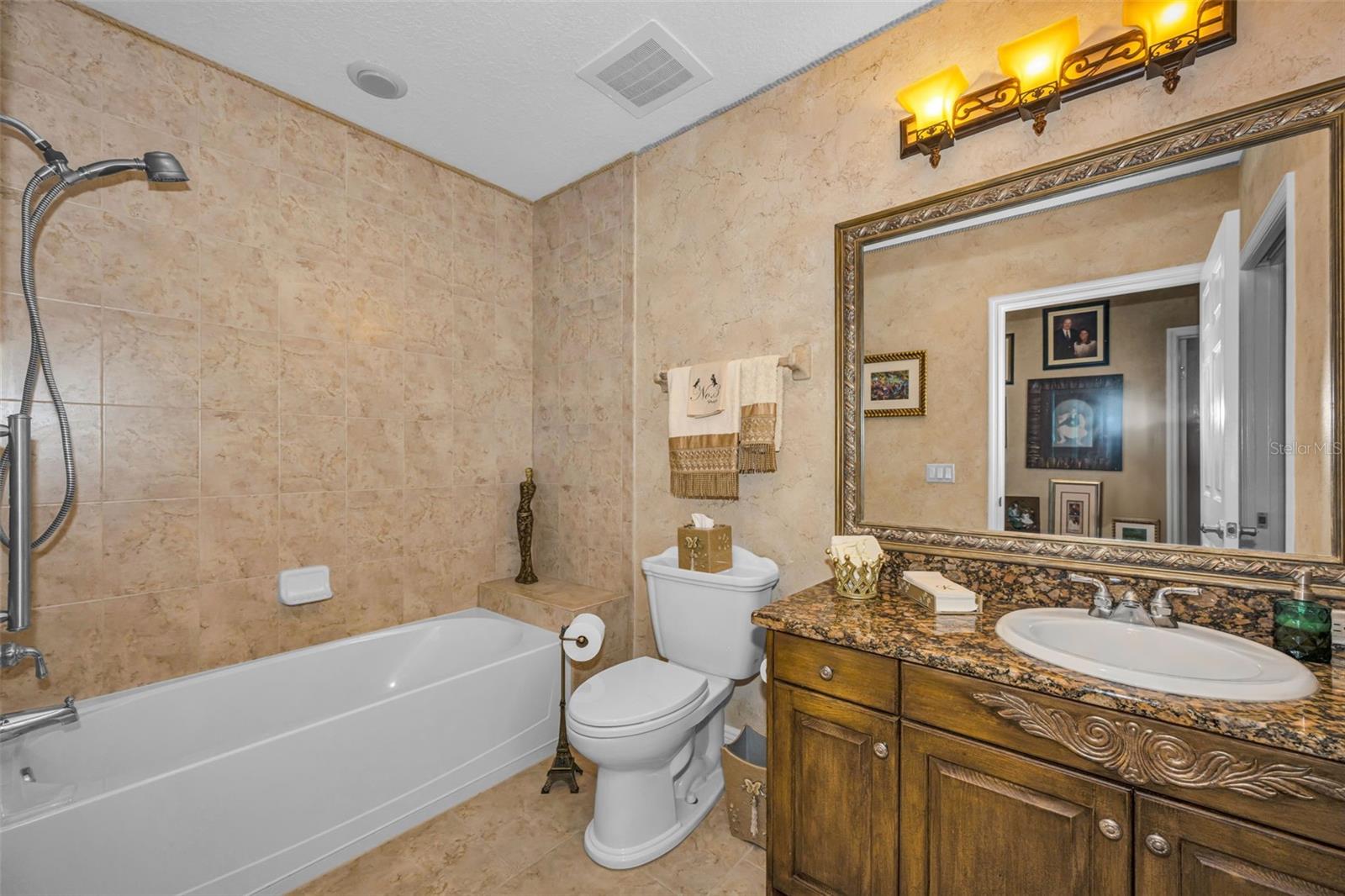 LAS FLORES CONDO - Residential