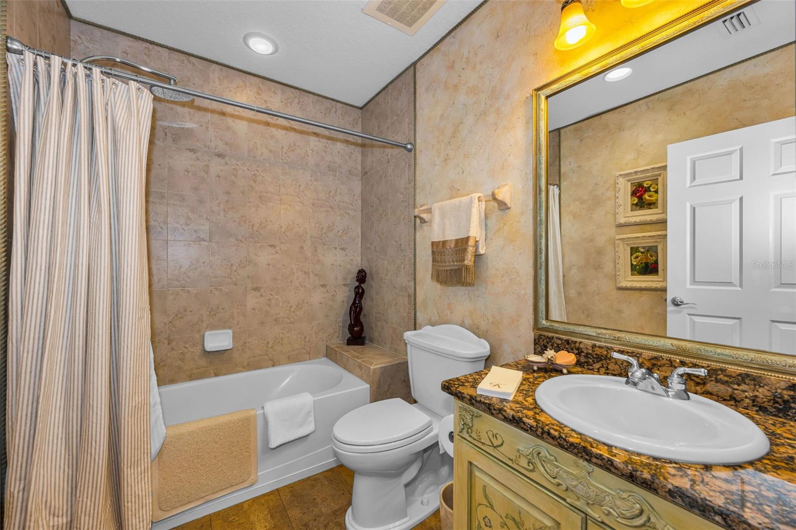 LAS FLORES CONDO - Residential
