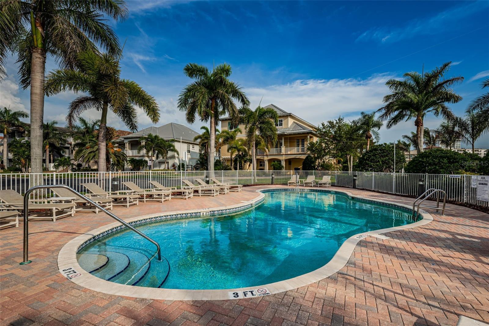 LAS FLORES CONDO - Residential